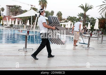 Belek, Türkei - Oktober 2020: Das Hotelpersonal trägt Gesichtsmasken in einem All-Inclusive-Hotel. Sicherheitsmaßnahmen in einem 5-Sterne-All-Inclusive-Resort in Antalya Stockfoto