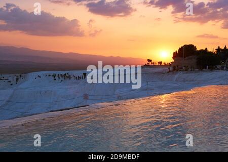 Pamukkale Travertin bei Sonnenuntergang, Türkei Stockfoto