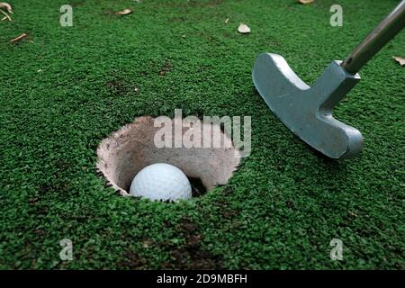 Nahaufnahme Ansicht des Spielens Minigolf auf Kunstrasen im Freien. Ziele setzen und Erfolgskonzept. Spaß Urlaub Unterhaltung oder Wettbewerb Stockfoto