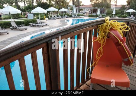 Belek, Türkei - Oktober 2020: Lebensrettende Ausrüstung in einem türkischen Hotel. Sicherheitsmaßnahmen in der Nähe eines Schwimmbades. Liegestühle, Sonnenschirme Stockfoto