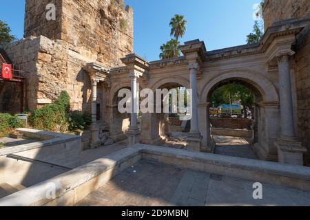 Hadrians Burgtor Triumphbögen in der Altstadt von Antalya, Türkei Stockfoto