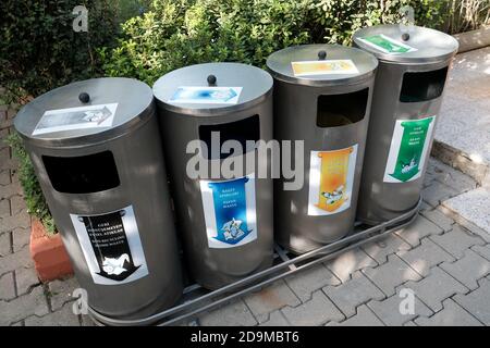 Belek, Türkei - Oktober 2020: Vier verschiedene Mülltonnen für das Recycling von Abfällen im Freien. Separate Eimer für Kunststoff, Papier, Glas, nicht recycelbare Dinge. Stockfoto