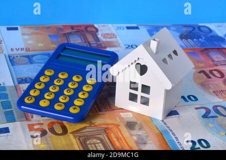 Kleine weiße Haus auf dem Hintergrund der Euro-Banknoten. Stockfoto