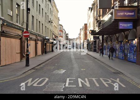 Während der zweiten nationalen Sperre in England wurden Restaurants und Bars in einer leeren Old Compton Street in Soho, London, geschlossen. Stockfoto