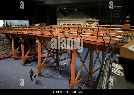 Die lebensgroße Nachbildung der Nihonbashi-Brücke zeigt im Inneren von Edo-Tokyo Museum.Bezirk Ryogoku.Sumida-Ku.Tokyo.Japan Stockfoto