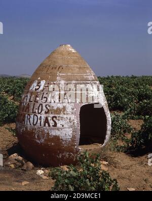 PAISAJE AGRARIO- TINAJAS CON APERTURA CON FUNCION DE CASETA - FOTO AÑOS 60. Lage: AUSSEN. PROVINCIA. CIUDAD REAL. SPANIEN. Stockfoto