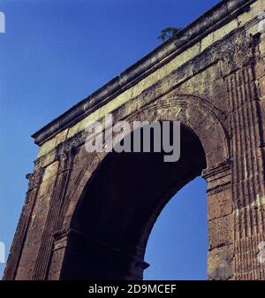 ARCO DE BARA ERIGIDO POR EL GENERAL LUCIO LICINIO SURA ENTRE LOS AÑOS 102 Y 107. ORT: ARCO DE TRIUNFO. RODA DE BARA. TARRAGONA. SPANIEN. Stockfoto