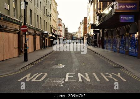 Während der zweiten nationalen Sperre in England wurden Restaurants und Bars in einer leeren Old Compton Street in Soho, London, geschlossen. Stockfoto