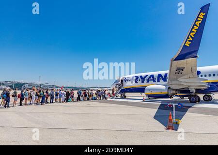 Marseille, Frankreich 07.14.19: Ryanair ist die größte Billigfluggesellschaft der Welt. Europa Reisen, Passagiere einsteigen, Sommerferien, Geschäft Stockfoto