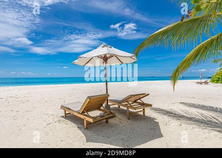 Sonnenschirm und Stühle für Sommer Pärchen Urlaub, Urlaub, Flitterwochen Reiseziel. Luxus Strandlandschaft Meerblick. Tropisches Inselresort Stockfoto