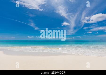 Schöner Strand mit weißem Sand, türkisfarbenem Meerwasser und blauem Himmel mit Wolken an sonnigen Tagen. Panoramablick. Natürlicher Hintergrund für Sommerferien Stockfoto