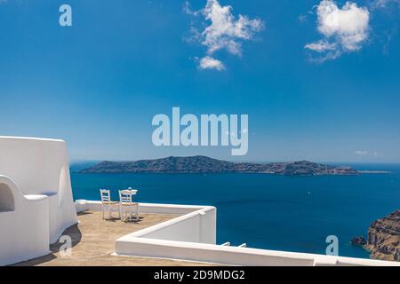 Weiße Architektur auf Santorini Insel, Griechenland. Restaurant im Freien unter einer fantastischen Landschaft, Stühle für Paare. Romantische Aussicht, Sommerurlaub Stockfoto