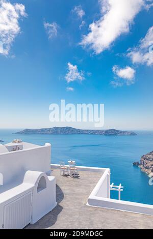 Weiße Architektur auf Santorini Insel, Griechenland. Restaurant im Freien unter einer fantastischen Landschaft, Stühle für Paare. Romantische Aussicht, Sommerurlaub Stockfoto