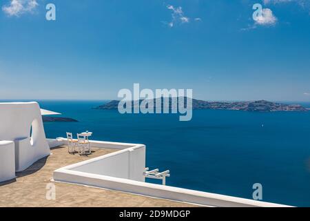 Weiße Architektur auf Santorini Insel, Griechenland. Restaurant im Freien unter einer fantastischen Landschaft, Stühle für Paare. Romantische Aussicht, Sommerurlaub Stockfoto