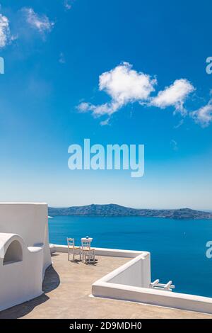 Weiße Architektur auf Santorini Insel, Griechenland. Restaurant im Freien unter einer fantastischen Landschaft, Stühle für Paare. Romantische Aussicht, Sommerurlaub Stockfoto