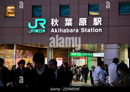 Nachtansicht der Akihabara Station am Akihabara Electric Town Eingang Mit Passagieren im Vordergrund.Chiyoda.Tokyo.Japan Stockfoto