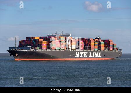 NYK OWL an der Elbe. Nippon Yusen Kabushiki Kaisha (NYK) ist eine der ältesten und größten Reedereien der Welt. Stockfoto