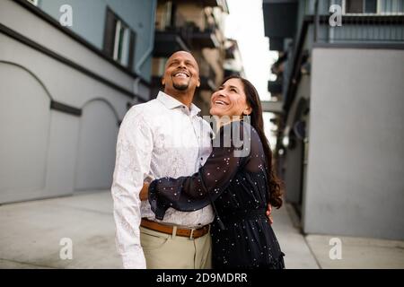 Ende der vierziger Jahre lachendes Paar, das in der Gasse in San Diego steht Stockfoto