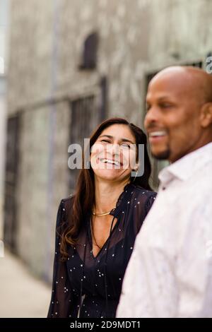 Hispanische Frau lachend in Alley in San Diego Stockfoto