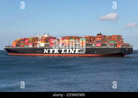 NYK OWL an der Elbe. Nippon Yusen Kabushiki Kaisha (NYK) ist eine der ältesten und größten Reedereien der Welt. Stockfoto