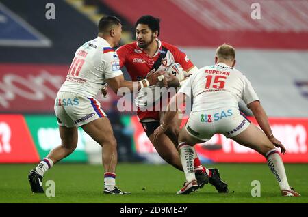 Pauli Pauli Pauli von Salford Red Devils wird von Tinirau Arona (links) von Wakefield Trinity und Craig Kopczak während des Betfred Super League-Spiels im Emerald Headingley Stadium in Leeds angegangen. Stockfoto