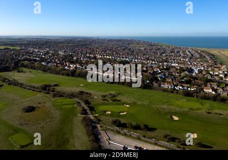 Luftaufnahme von Kingsgate Bay in Richtung Cliftonville, Margate mit dem North Forland Golf Course im Vordergrund. Stockfoto