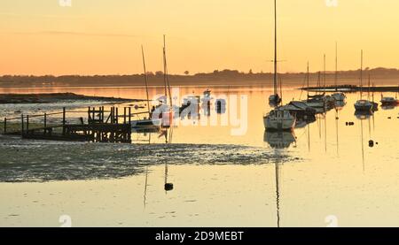 Wunderschöner Sonnenuntergang im Winter mit Blick auf Holbrook Creek, Suffolk Stockfoto