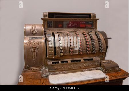 Antike nationale Messingkasse für Dollar und Cent Stockfoto