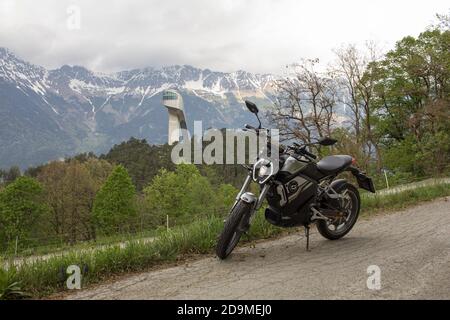 Elektromotorrad in einem Praxistest. Stockfoto