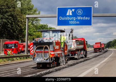Straßenbau, Kaltfräsmaschine entfernt alte Asphaltschicht und belädt den LKW mit gefrästem Asphalt, Sanierung der Autobahn A3 zwischen den Kreuzen Kaiserberg und Breitscheid, Duisburg, Nordrhein-Westfalen, Deutschland Stockfoto