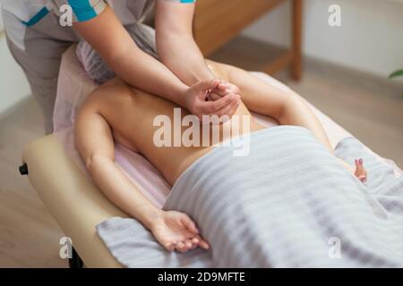 Kaukasische Frau bekommt eine Wirbelsäulenmassage im Spa-Salon Stockfoto