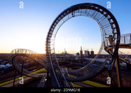 Tiger und Schildkröte, Magic Mountain ist ein Wahrzeichen nach dem Vorbild einer Achterbahn, die große Skulptur ist ein zugängliches Kunstwerk von Heike Mutter und Ulrich Genth, Entwickelt im Rahmen der Kulturhauptstadt Ruhr 2010, hinter den HKM Hüttenwerken Krupp Mannesmann und der RWE Power AG, Duisburg, Ruhrgebiet, Nordrhein-Westfalen, Deutschland Stockfoto