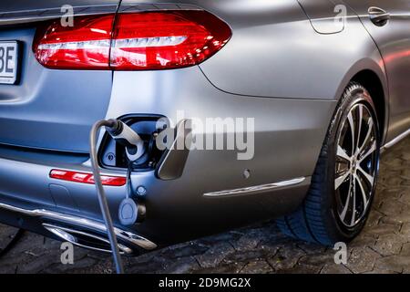 Elektroauto auf Ladekabel, Düsseldorf, Nordrhein-Westfalen, Deutschland Stockfoto