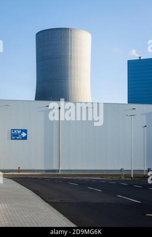 Datteln, Ruhrgebiet, Nordrhein-Westfalen, Deutschland, Kraftwerk Datteln 4, Steinkohlekraftwerk Uniper, Frontlastwagenanlieferung im Industriegebiet. Stockfoto