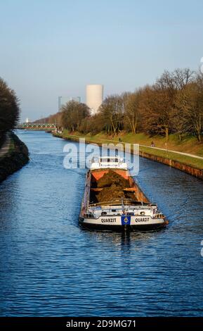 Binnenschifffahrt auf dem Rhein-Herne-Kanal vor dem Kraftwerk Datteln 4, Datteln, Ruhrgebiet, Nordrhein-Westfalen, Deutschland Stockfoto