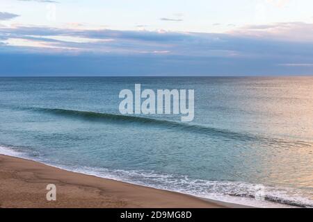 Perfekte Welle am Lecount Hollow Beach in Wellfleet, MA am Cape Cod Stockfoto