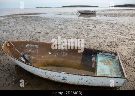 Zwei Holzboote sitzen bei Ebbe am Strand in Wellfleet, MA auf Cape Cod Stockfoto
