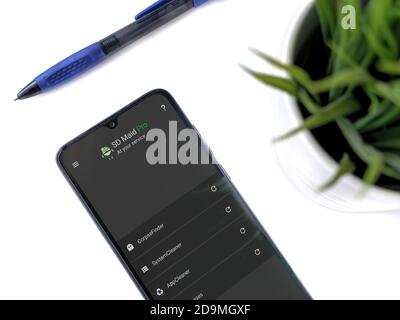 LOD, Israel - 8. Juli 2020: Moderner minimalistischer Büroarbeitsplatz mit schwarzem Smartphone mit SD Maid App Launch Screen mit Logo auf weißem Hintergrund Stockfoto