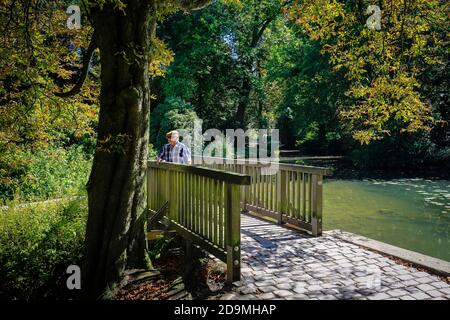 Essen, Nordrhein-Westfalen, Ruhrgebiet, Deutschland, hier ein Senior im Schlosspark Borbeck, fotografiert anlässlich der Essen 2017 Grünen Hauptstadt Europas. Stockfoto