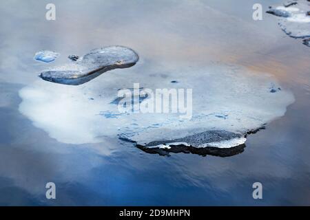 Große schöne Eisscholle im Winter blau grau Wasser Stockfoto