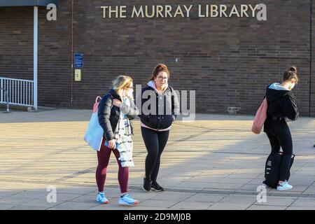 Studenten verlassen die Murray Library an der Universität von Sunderland City Campus am ersten Tag der nationalen Sperre Covid-19 2 Auf dem Campus der Universität Sunderland Stockfoto