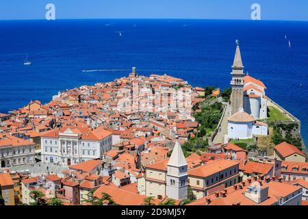 Piran, Istrien, Slowenien - Stadtübersicht, Blick über die Dächer der Hafenstadt am Mittelmeer mit dem Tartini-Platz und der St.-Georgs-Kathedrale. Stockfoto