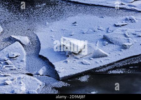 Weiße frische, hübsche Eises im Wasser an wolkigen Wintertagen Stockfoto