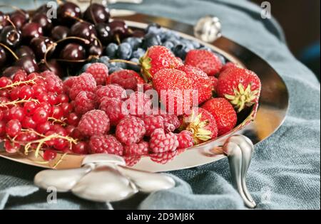 Rote reife frische Beeren auf Silberplatte Stockfoto
