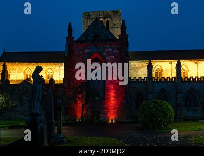 East Lothian, Schottland, Großbritannien, 6. November 2020. Dekoration zum Gedenktag: Die St. Mary's Parish Church in Haddington ist für den Scottish Poppy Appeal von Poppy Scotland rot beleuchtet Stockfoto