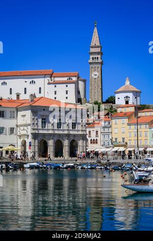 Piran, Istrien, Slowenien - Hafen am Tartini-Platz, hinter der Georgskathedrale, Piran, Istrien, Slowenien. Stockfoto