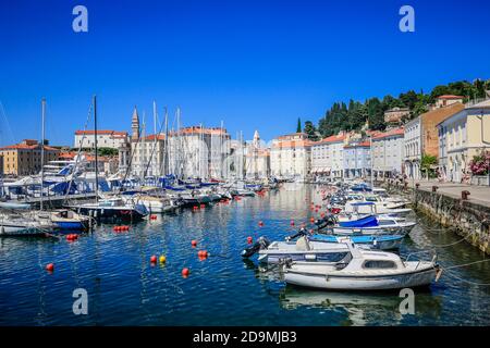 Piran, Istrien, Slowenien - Hafen, hinter der St. Georgs Kathedrale, Piran, Istrien, Slowenien. Stockfoto