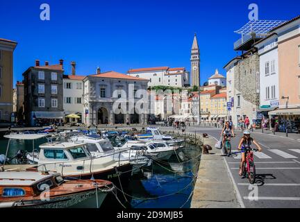 Piran, Istrien, Slowenien - Hafen am Tartini-Platz, hinter der Georgskathedrale, Piran, Istrien, Slowenien. Stockfoto