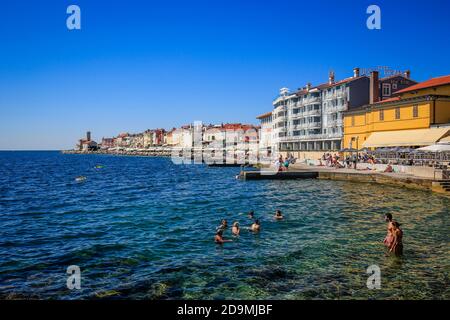 Piran, Istrien, Slowenien - Strandleben am Stadtstrand der Hafenstadt Piran am Mittelmeer. Stockfoto