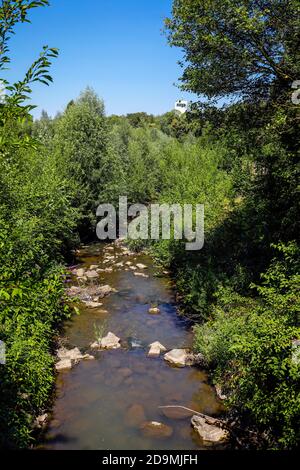 Dortmund, Ruhrgebiet, Nordrhein-Westfalen, Deutschland, Emscher, renaturierter Fluss in Dortmund-Schönau. Die ökologische Rekonstruktion des Emscher-Systems besteht aus dem Bau einer zentralen Abwasserreinigungsanlage im Ruhrgebiet, dem Bau unterirdischer Abwasserkanäle und der Renaturierung der Emscher und ihrer Nebenflüsse. Stockfoto